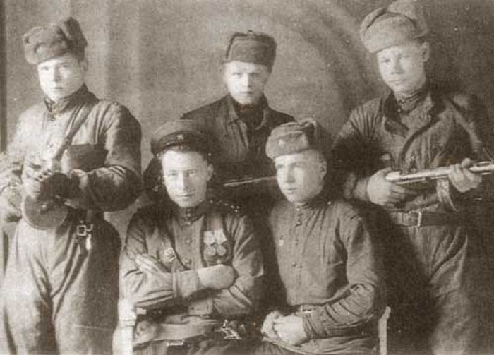 М.М. Шаренков (внизу слева)
